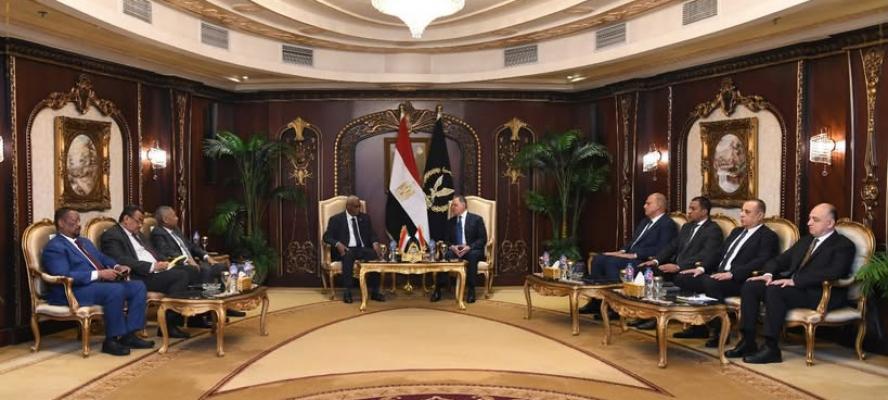 وزير الداخلية يبحث التعاون المشترك مع نظيره السوداني