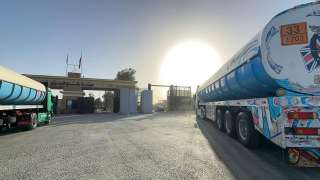 قافلة ”زاد العزة الـ 173 ” تدخل إلى الفلسطينيين في قطاع غزة