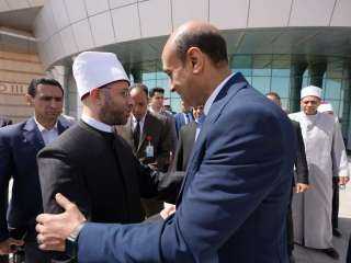 محافظ أسيوط يستقبل وزير الأوقاف بمطار أسيوط الدولي خلال زيارته للمشاركة في افتتاح مؤتمر ”الفكر الإسلامي وبناء المجتمع المعاصر” بجامعة الأزهر