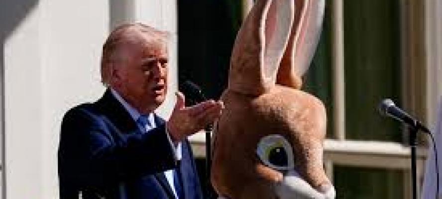 ترامب يتحدث عن الحرب بجوار أرنب عيد الفصح: يجب على إيران أن تستسلم