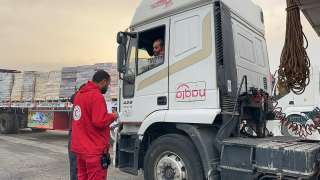 الهلال الأحمر المصري يواصل الدفع بالمساعدات الإنسانية إلى قطاع غزة الهلال الأحمر المصري يواصل الدفع بالمساعدات الإنسانية إلى قطاع غزة