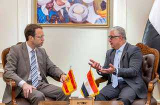 رئيس اقتصادية قناة السويس يستقبل سفير مملكة إسبانيا في مصر لبحث آفاق التعاون المشترك