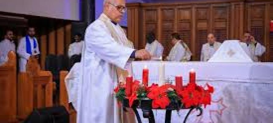 أجراس الكاتدرائية الأسقفية تدق وتعلن بدء قداس عيد القيامة