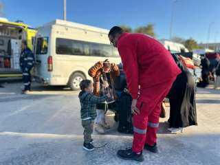 الهلال الأحمر يدفع بأكثر من 168 ألف سلة غذائية ومستلزمات إغاثية عبر... الهلال الأحمر يدفع بأكثر من 168 ألف سلة غذائية ومستلزمات إغاثية عبر قافلة ”زاد العزة” الـ174