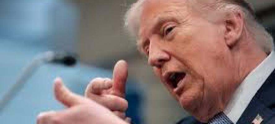 ترامب: لدينا أسطول ضخم نوجهه إلى مضيق هرمز