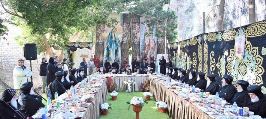 البابا تواضروس يلتقي آباء الكنيسة على مائدة إفطار شم النسيم