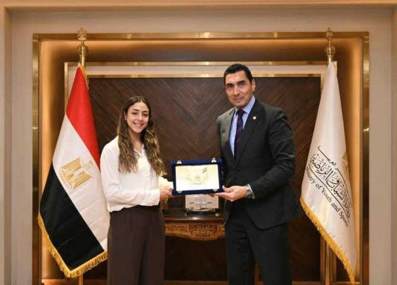 وزير الشباب والرياضة يكرم هانيا الحمامي بعد تتويجها ببطولة الجونة الدولية للاسكواش