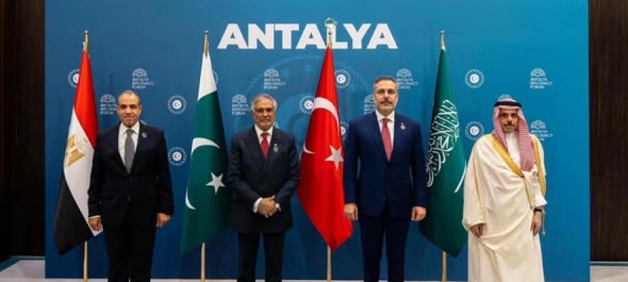 وزراء خارجية مصر وتركيا وباكستان والسعودية يجتمعون في أنطاليا ويبحثون مسار المفاوضات الأمريكية - الإيرانية ومستجدات الوضع الإقليمي