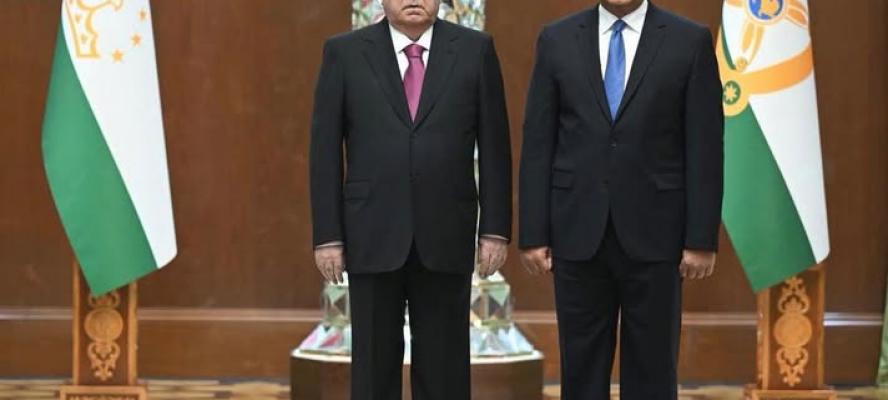 السفير المصري في أوزبكستان يقدم أوراق اعتماده سفيرا غير مقيم لدى جمهورية طاجيكستان