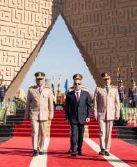 الرئيس السيسى يضع أكاليل الزهور على شهداء القوات المسلحة وقبر السادات بمناسبة ذكرى تحرير سيناء