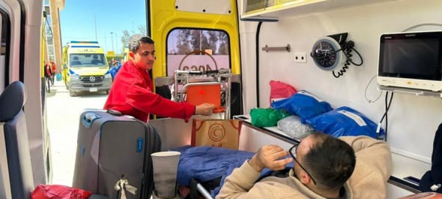 الهلال الأحمر المصري يدفع بـ 105 آلاف سلة غذائية عبر قافلة ”زاد العزة” الـ 182