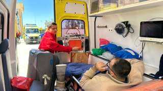 الهلال الأحمر المصري يدفع بـ 105 آلاف سلة غذائية عبر قافلة ”زاد العزة” الـ 182