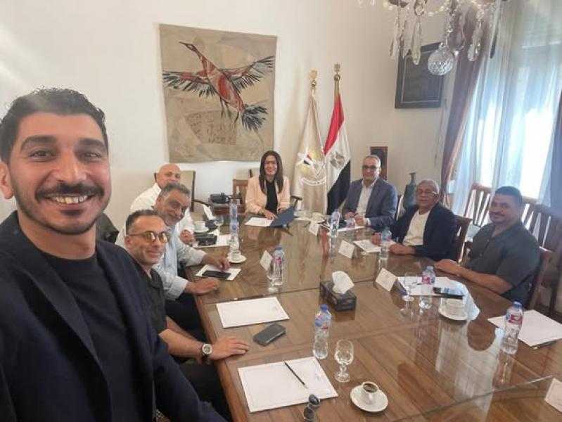 وزيرة الثقافة تبحث مع صُنّاع السينما سبل تطوير الصناعة وتعزيز تنافسيتها