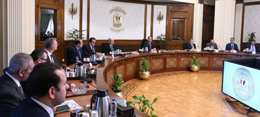 الحكومة تعلن إيقاف العمل بقرار غلق المحال 11 مساء والعودة للمواعيد الطبيعية