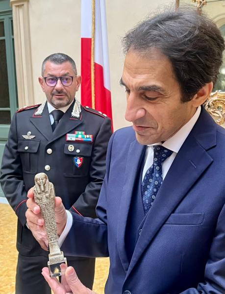 سفير مصر بروما يعلن نجاح السفارة فى تسلم ونقل عدد من القطع الأثرية الفرعونيّة التى تعود إلى العصر القديم