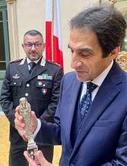 سفير مصر بروما يعلن نجاح السفارة فى تسلم ونقل عدد من القطع الأثرية الفرعونيّة التى تعود إلى العصر القديم