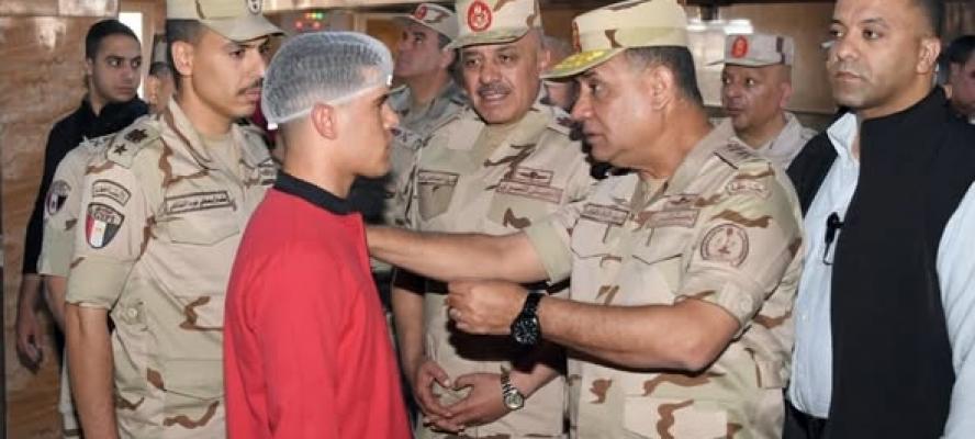 وزير الدفاع يتفقد إحدى وحدات التدريب الأساسي بالقوات المسلحة
