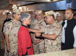وزير الدفاع يتفقد إحدى وحدات التدريب الأساسي بالقوات المسلحة