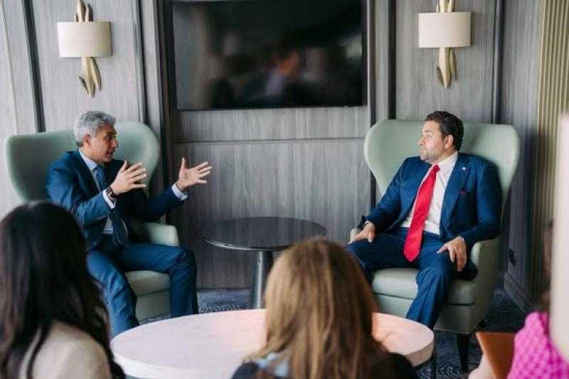 وزير السياحة والآثار يلتقي بالمبعوث الخاص لرئيس الولايات المتحدة الأمريكية للسياحة والقيم لبحث تعزيز التعاون السياحي المشترك