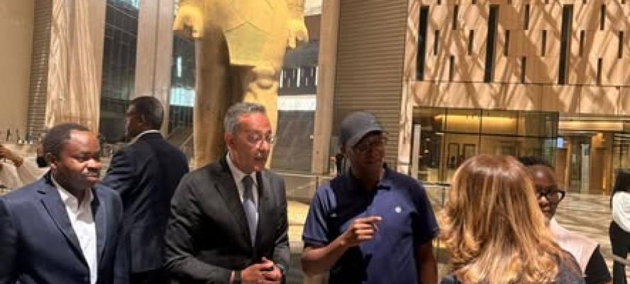 رئيس وزراء جمهورية بوروندي وحرمه يزوران المتحف المصري الكبير