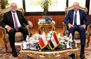وزير الطيران المدني يبحث مع سفير بولندا سبل تعزيز الحركة الجوية والسياحية