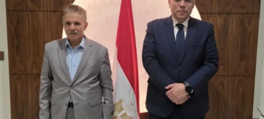 سفير مصر بالكويت يحتفي بوالد الطالب المتميز مصطفى مبارك