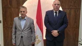 سفير مصر بالكويت يحتفي بوالد الطالب المتميز مصطفى مبارك