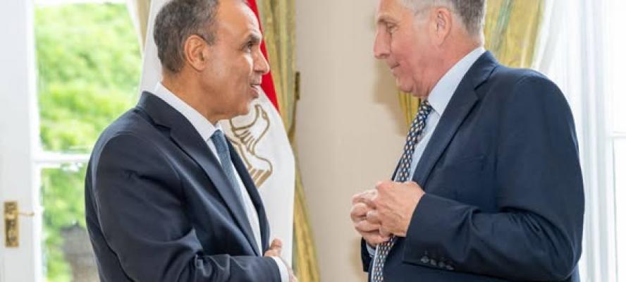 وزير الخارجية يعقد لقاءً موسعاً مع عدد من المسئولين البريطانيين خلال زيارته إلى لندن