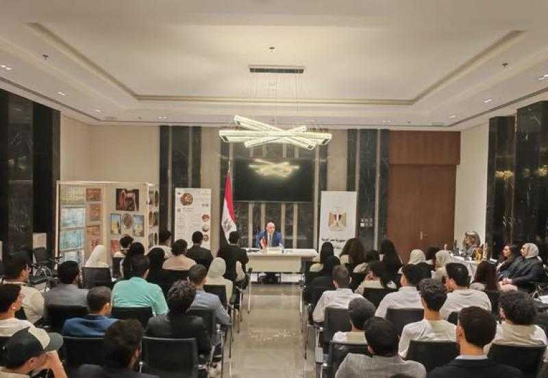 السفير المصري في الكويت يلتقي مجموعة من الطلاب المصريين من أبناء الجالية بالكويت