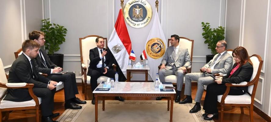 وزير الصناعة يبحث مع سفير فرنسا سبل تعزيز التعاون الصناعي بين مصر وفرنسا وبناء القدرات المحلية وتوطين الصناعة ونقل التكنولوجيا