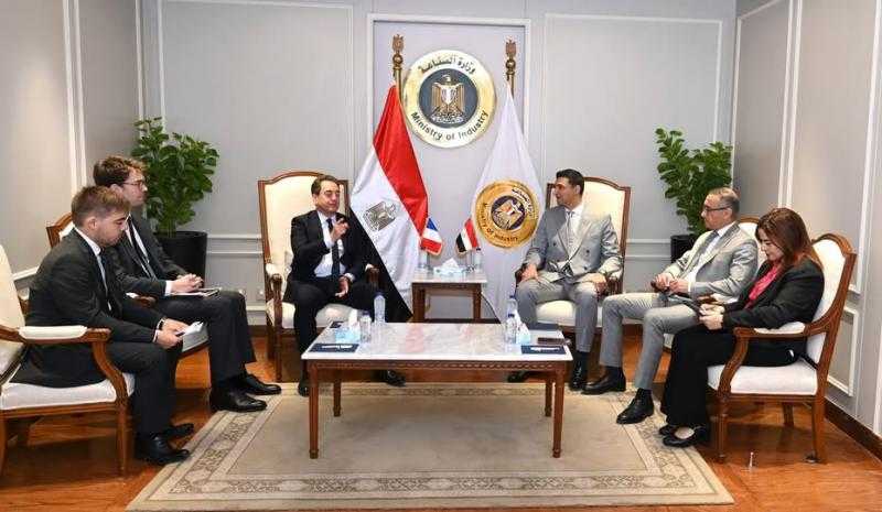 وزير الصناعة يبحث مع سفير فرنسا سبل تعزيز التعاون الصناعي بين مصر وفرنسا وبناء القدرات المحلية وتوطين الصناعة ونقل التكنولوجيا