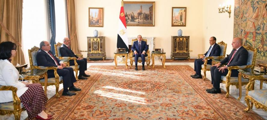 الرئيس السيسي يُشدد على الدور المهم لدول الجوار في ضمان استقرار ووحدة ليبيا الشقيقة