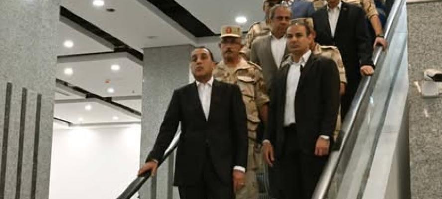 رئيس الوزراء يستقل الأتوبيس الكهربائي المخصص للموظفين من أمام مقر مجلس الوزراء للقيام بجولة تفقدية بعدد من مشروعات العاصمة الجديدة