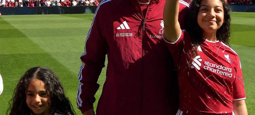 محمد صلاح يصطحب مكة وكيان لوداع أنفيلد.. والجماهير تكرمه بتيفو مميز