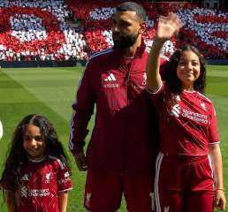 محمد صلاح يصطحب مكة وكيان لوداع أنفيلد.. والجماهير تكرمه بتيفو مميز