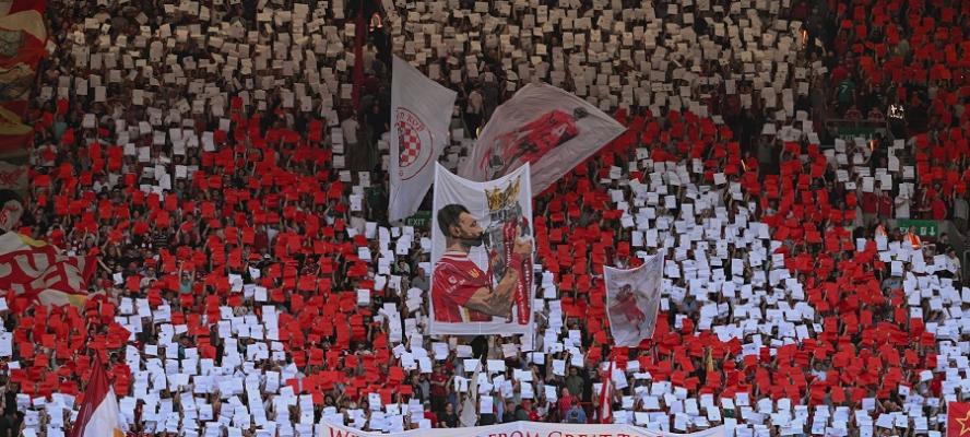جماهير ليفربول تحتفي بـ محمد صلاح في مباراة الوداع