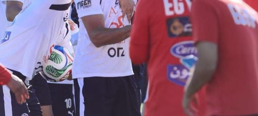 منتخب مصر يحتفل بعقد قران عمر مرموش