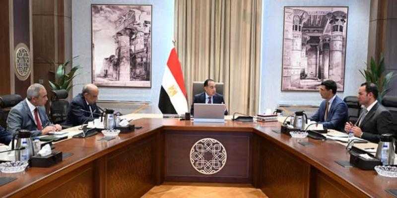 رئيس الوزراء يكلف بعرض الصورة النهائية لمبادرة تشجيع تركيب الواح الطاقة الشمسية في المصانع والمنازل على مجلس الوزراء