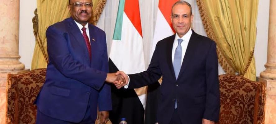 وزير الخارجية يلتقي نظيره السوداني لبحث سبل تعزيز العلاقات الثنائية وتطورات الأوضاع في السودان