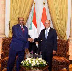 وزير الخارجية يلتقي نظيره السوداني لبحث سبل تعزيز العلاقات الثنائية وتطورات الأوضاع في السودان