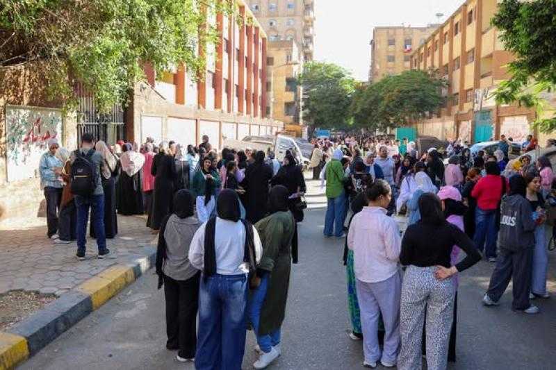 طلاب الثانوية العامة يؤدون امتحان اللغة العربية في جميع محافظات الجمهورية