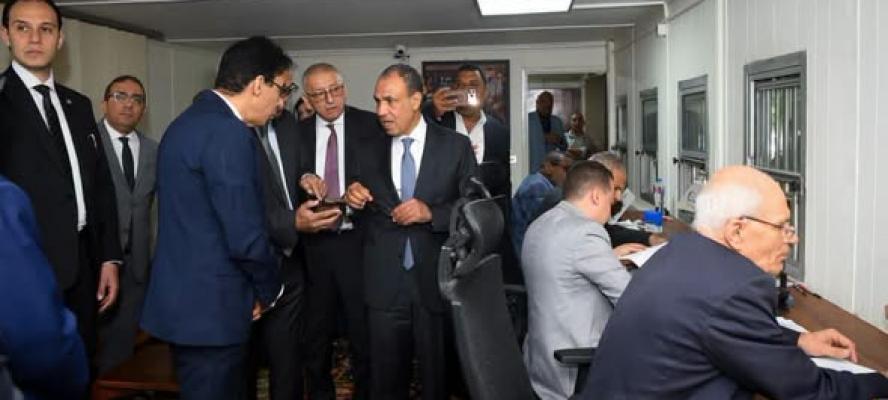 وزير الخارجية يتفقد سير العمل بمكتب تصديقات المريلاند