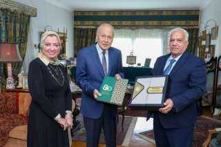 أبو الغيط يتسلم أول نسخة من كتاب ”جامعة الدول العربية ..ثمانون عاما”