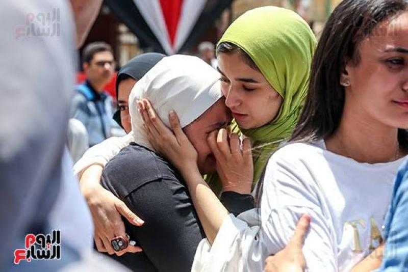 الحزن يسيطر على طلاب العلمى بعد امتحان الكيمياء.. ويؤكدون: الأسئلة صعبة