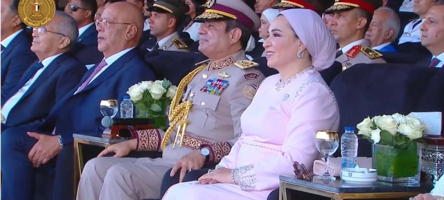 الرئيس السيسي وقرينته يشهدان استعراضًا للقوات الجوية بمقر القيادة الاستراتيجية بالعاصمة الجديدة