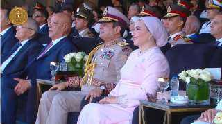 الرئيس السيسي وقرينته يشهدان استعراضًا للقوات الجوية بمقر القيادة الاستراتيجية بالعاصمة الجديدة