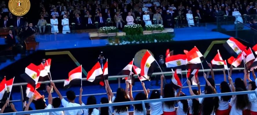 أطفال يستقلون حافلة مدونًا عليها «مصر المستقبل» ويرفعون العلم المصري خلال حفل افتتاح مقر القيادة الإستراتيجية