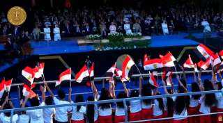 أطفال يستقلون حافلة مدونًا عليها «مصر المستقبل» ويرفعون العلم المصري خلال حفل افتتاح مقر القيادة الإستراتيجية
