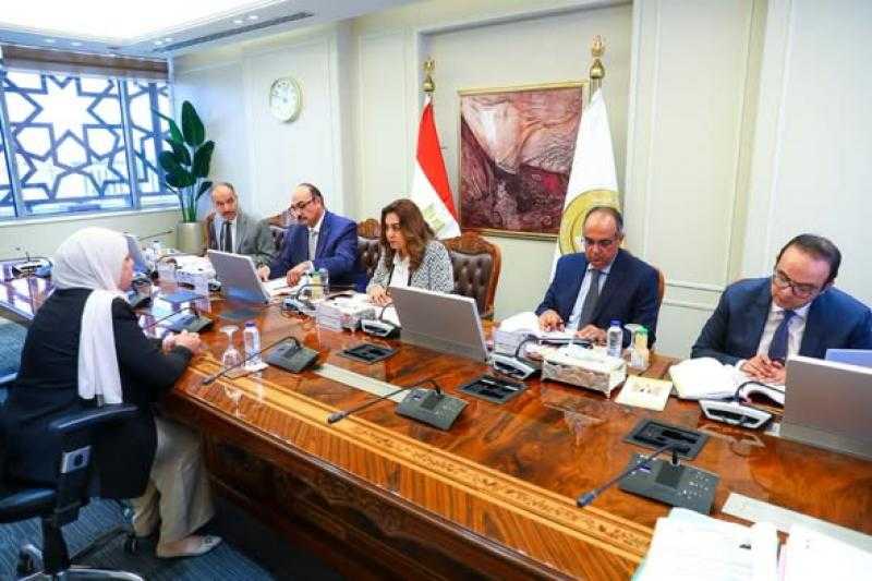 وزيرة التنمية المحلية والبيئة تترأس لجنة اختيار المتقدمين على بعض الوظائف القيادية الشاغرة بالوزارة