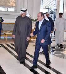 الرئيس السيسي يستقبل رئيس الإمارات بمطار العلمين